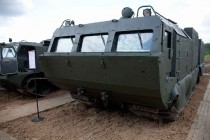 Военный вездеход-амфибия ДТ-10ПМ "Витязь" с бронированной кабиной и грузоподъемностью 10 тонн