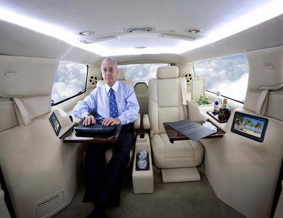 В салоне лимузина офиса удобно работать - Executive SUV Mobile Office