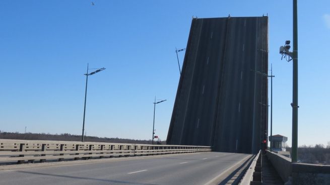 фото поднятого полотна Ладожского моста