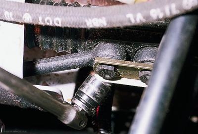 Демонтируем болты крепления пыльника рулевой рейки ВАЗ-2112