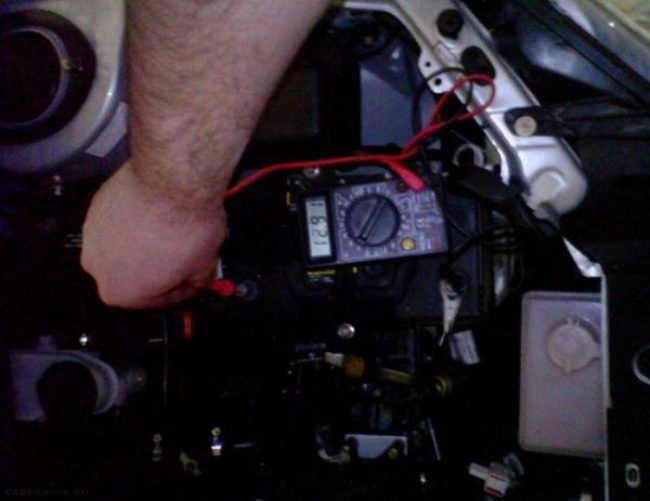 Процесс проверки сигнала от замка зажигания на клеммах стартера ВАЗ-2114 мультиметром