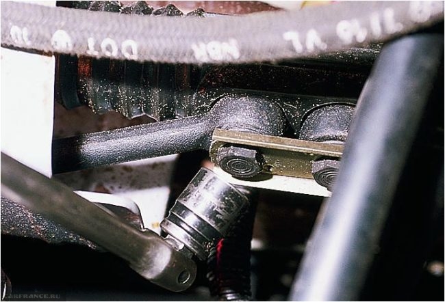 Подтяжка болтов крепления рулевой рейки и рулевых тяг на ВАЗ-2114