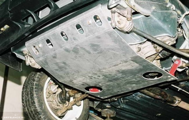 Автомобиль ВАЗ-2114 на подъёмнике, вид на днище