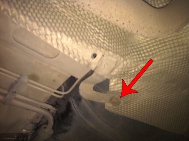 Демонтаж нижней термозащиты топливного бака Форд Фокус 2