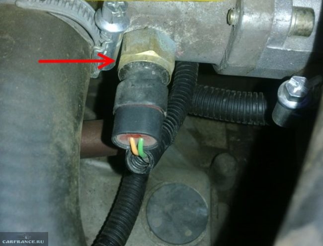 Датчик температуры охлаждающей жидкости в двигателе автомобиля ВАЗ-2110