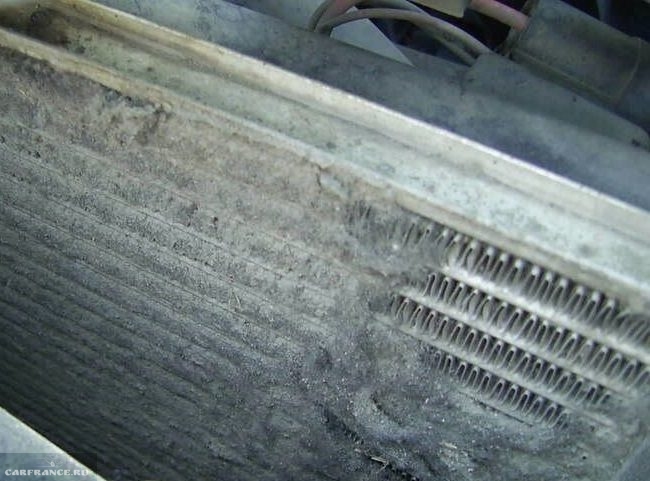 Загрязненный радиатор системы охлаждения двигателя в ВАЗ-2110