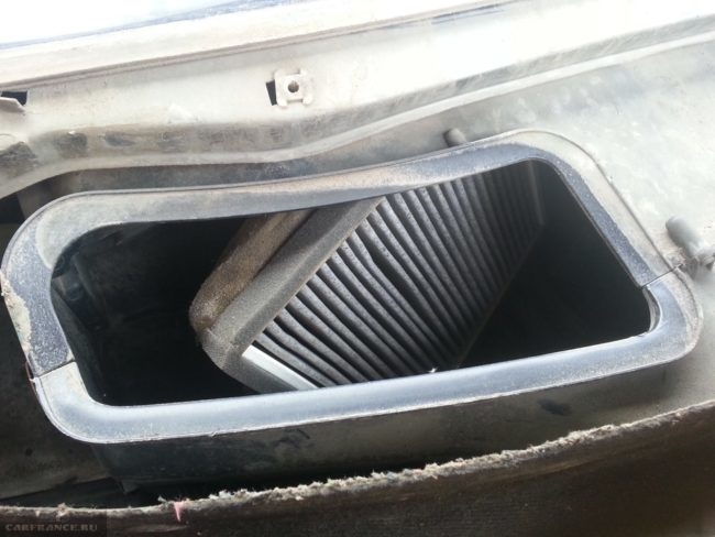 Грязный фильтр очистки салонного воздуха в кожухе старого образца, устанавливаемого в автомобили ВАЗ-2110 до 2003 года