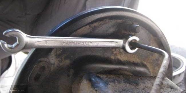 Специальный ключ для отворачивание тормозных трубок в автомобиле ВАЗ-2110