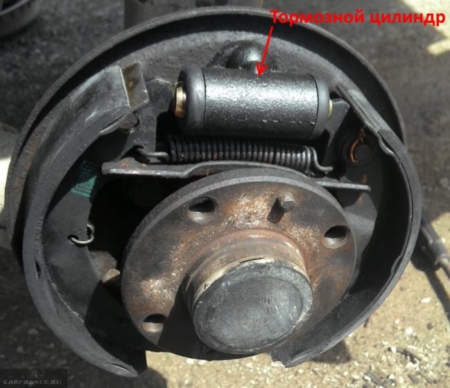 Тормозной механизм заднего колеса без барабана в автомобиле ВАЗ-2110