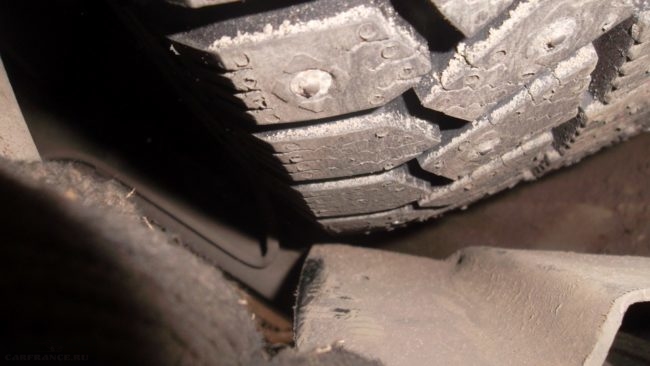 Задевание переднего колеса автомобиля ВАЗ-2110 за подкрылок вследствие износа сайлентблоков