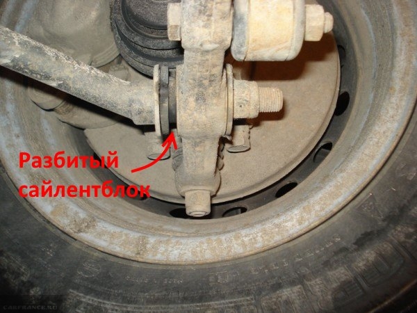 Изношенный сайлентблок на рычаге передней подвески в ВАЗ-2110