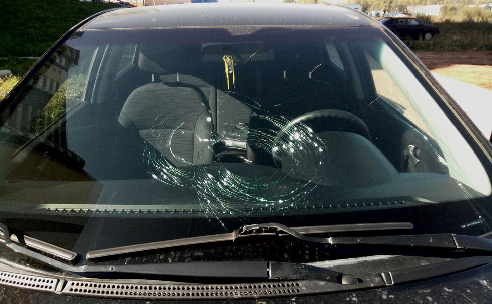 В лобовое стекло машины попал камень