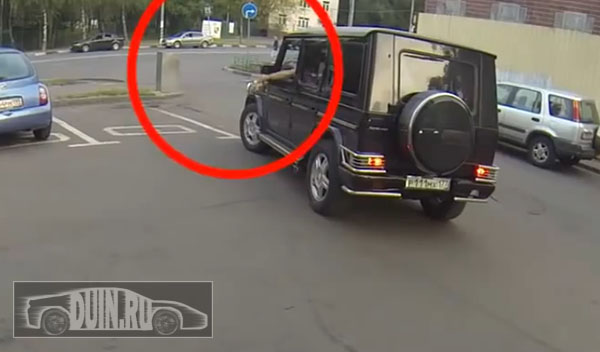 Mercedes Benz Гелентваген AMG сериала Физрук мусорит на дороге