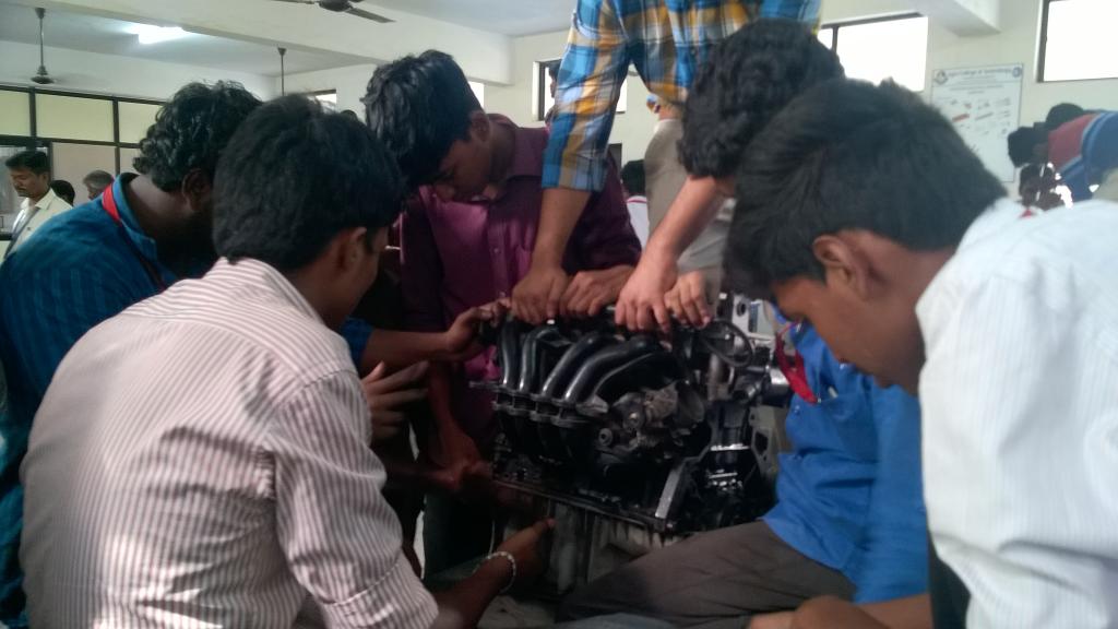Студенты изучают конструкцию бензинового двигателя