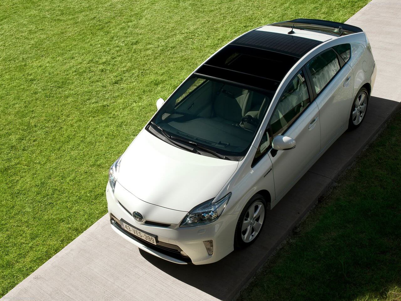 Солнечные батареи на крыше Toyota Prius Hybrid 2012