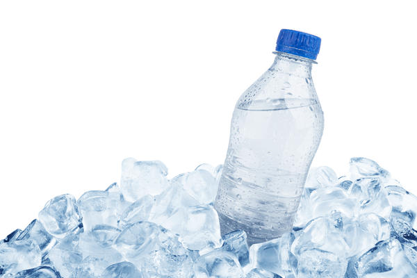 Самое адекватное решение - поместить между стенками ящика и контейнером для продуктов самые обычные пластиковые бутылки, заполненные на 9/10 льдом