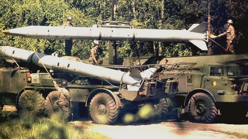 Перегрузка ракеты 9М21 с ТЗМ 9Т29 на пусковую установку (из архива автора)