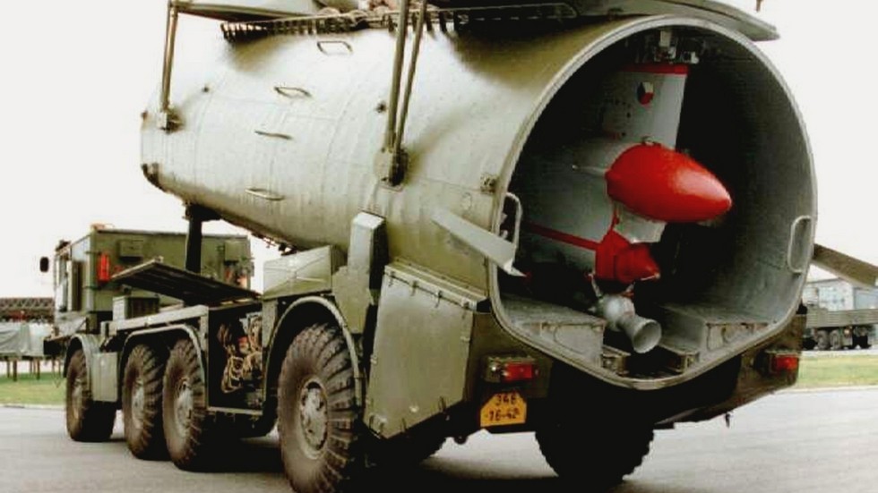 Размещение беспилотного самолета Ту-143 в укороченном контейнере (из архива автора)