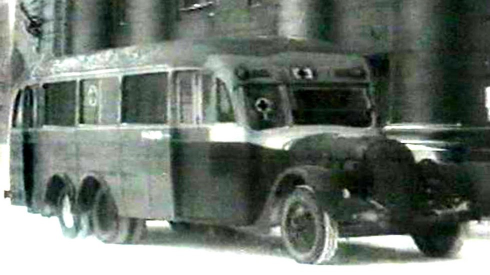 Санитарный вариант пассажирского автобуса АЛ-2 с задней подкатной осью (кинокадр)