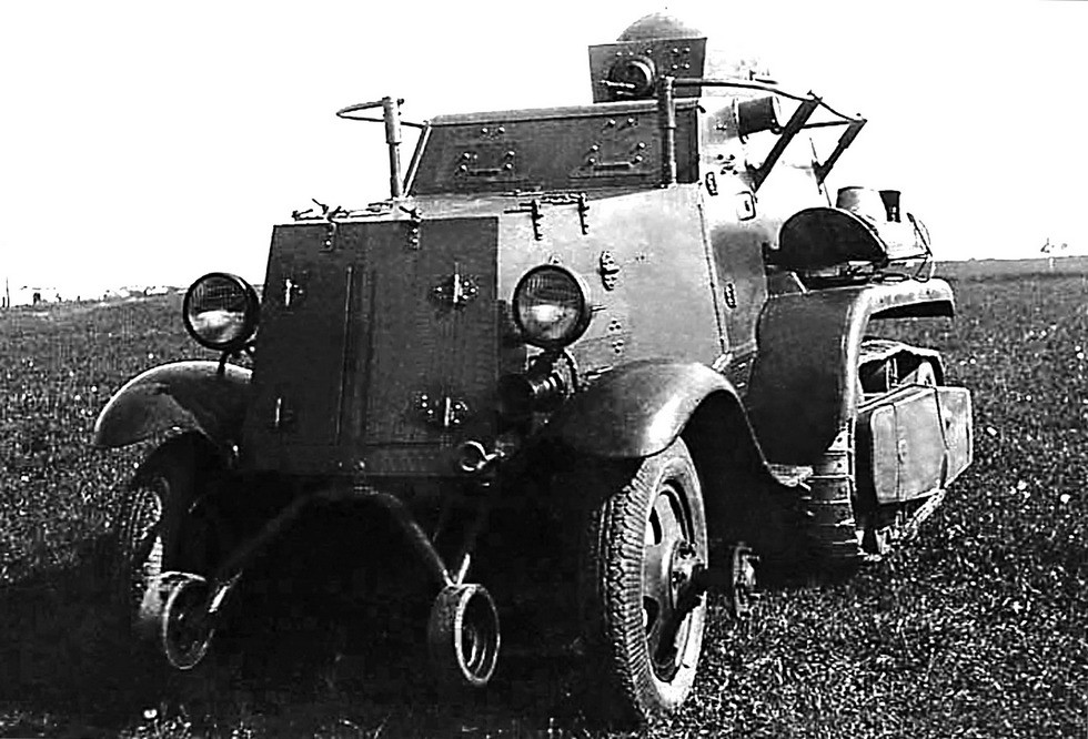 Пулеметный полугусеничный броневик БА-30 с поручневой антенной. 1936 год