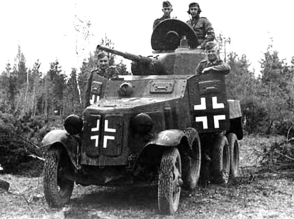 Трофейный бронеавтомобиль БА-10М из состава германского пехотного подразделения