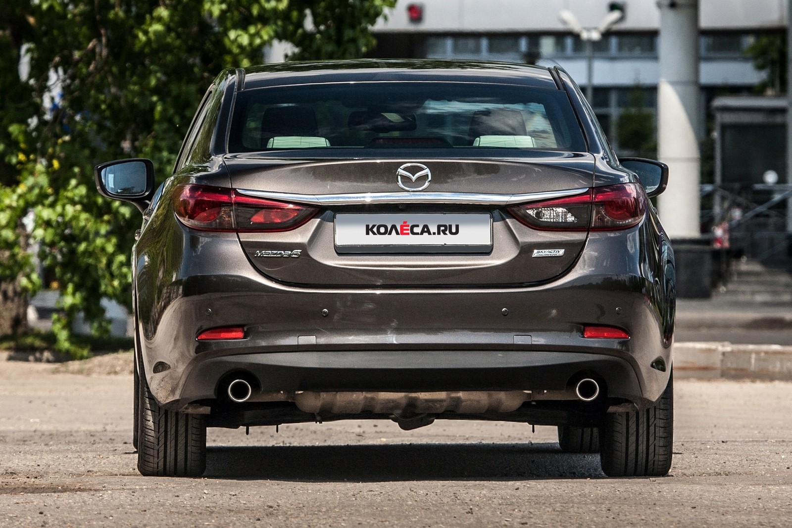 Mazda6 темно-серая вид сзади