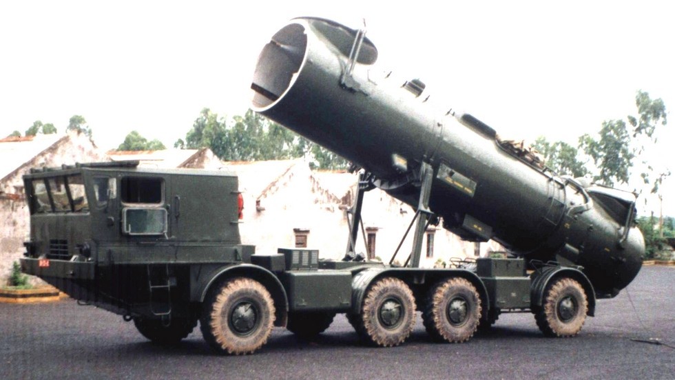 Боевая машина СПУ-35Б с транспортным контейнером в боевом положении (из архива автора)