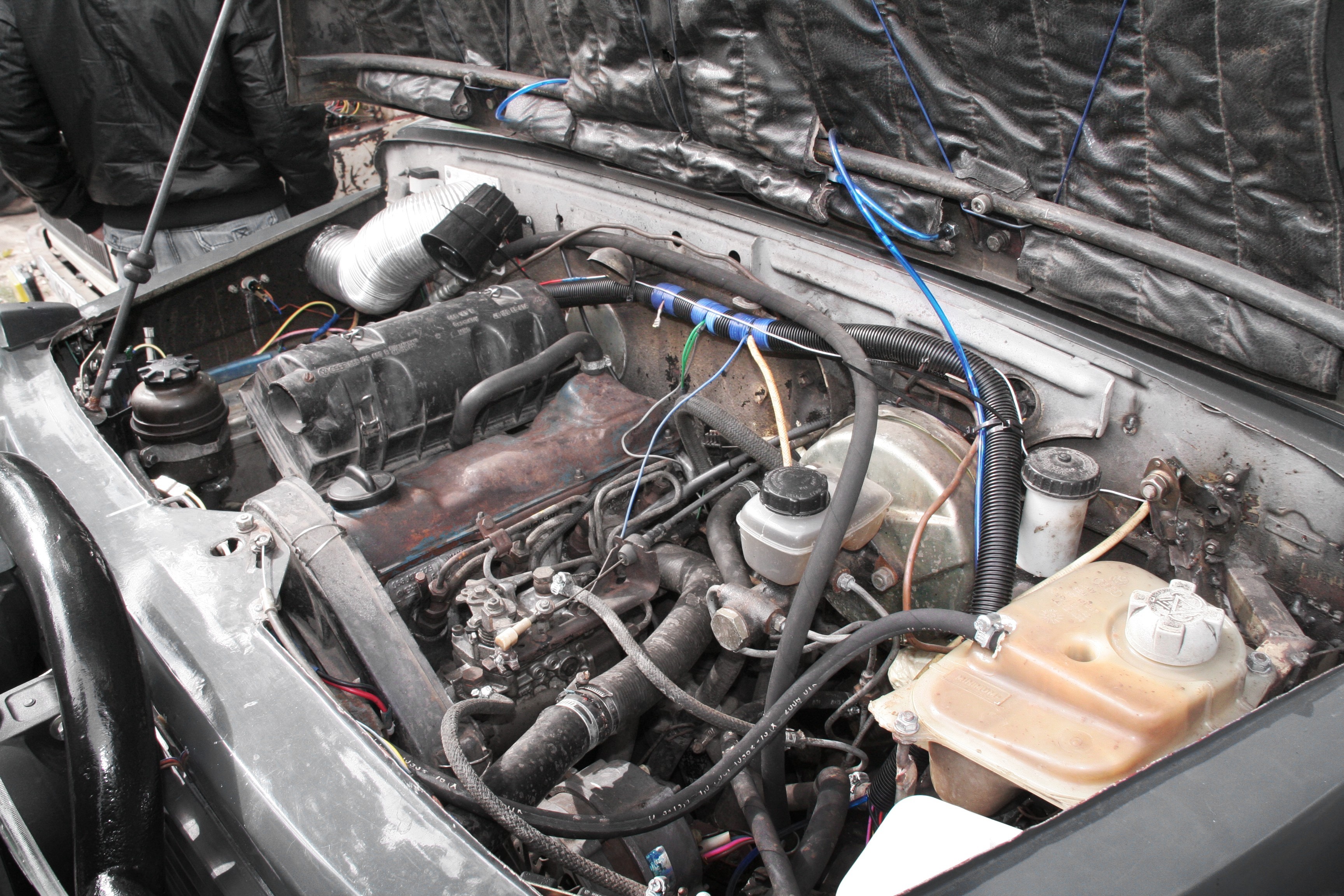 На фото: ЛуАЗ с ждизельным двигателем VW3