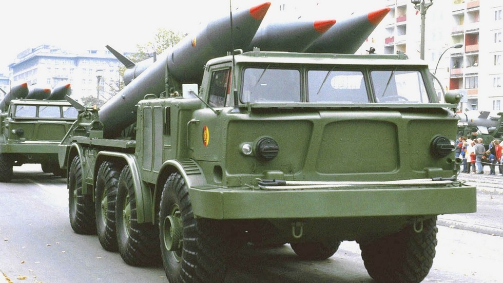 Машина 9Т29 для доставки трех ракет на параде в Берлине (из архива автора)