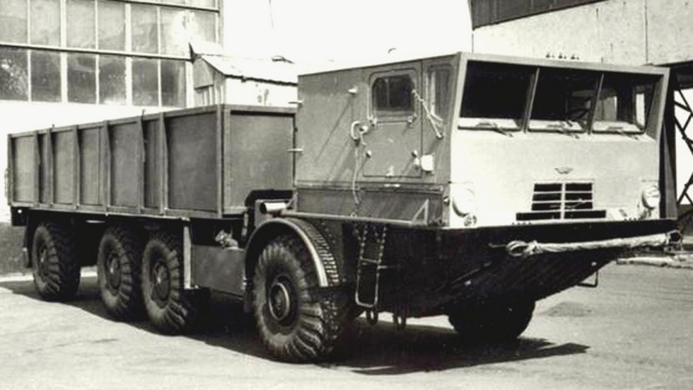 Высокобортный транспортный грузовик БАЗ-135МБК с лебедкой (из архива 21 НИИЦ)
