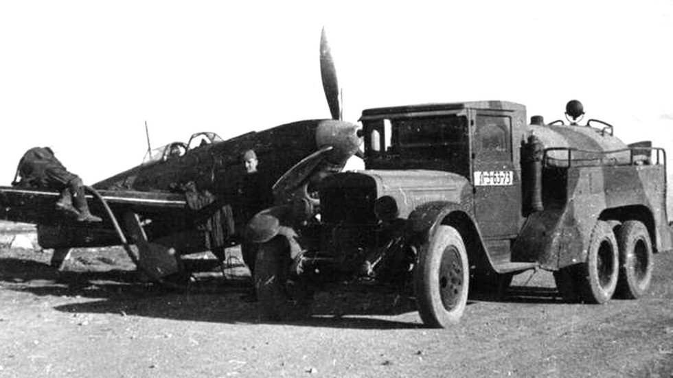 Основной довоенный топливозаправщик БЗ-35 при заправке истребителя Як-9