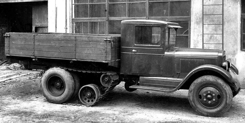 Грузовик ЗИС-5 с упрощенным навесным гусеничным движителем. 1939 год