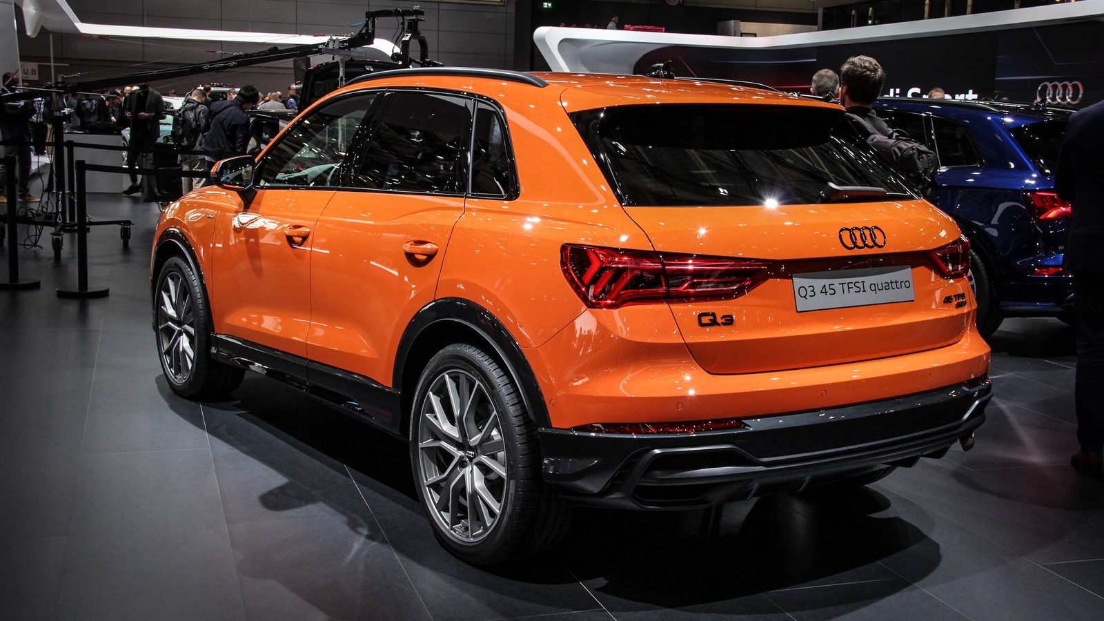 Audi Q3 оранжевая сзади (2)