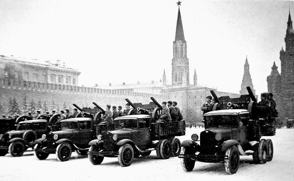Машины ГАЗ-ААА с 76-мм пушками на военном параде в Москве 7 ноября 1941 года