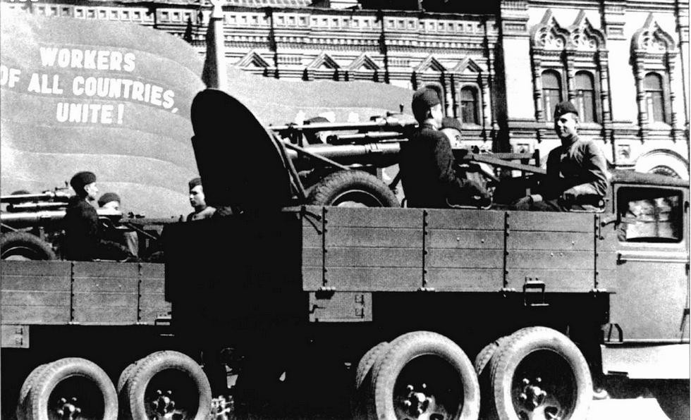 Перевозка в кузове ГАЗ-ААА полкового 120-мм миномета с боевым расчетом