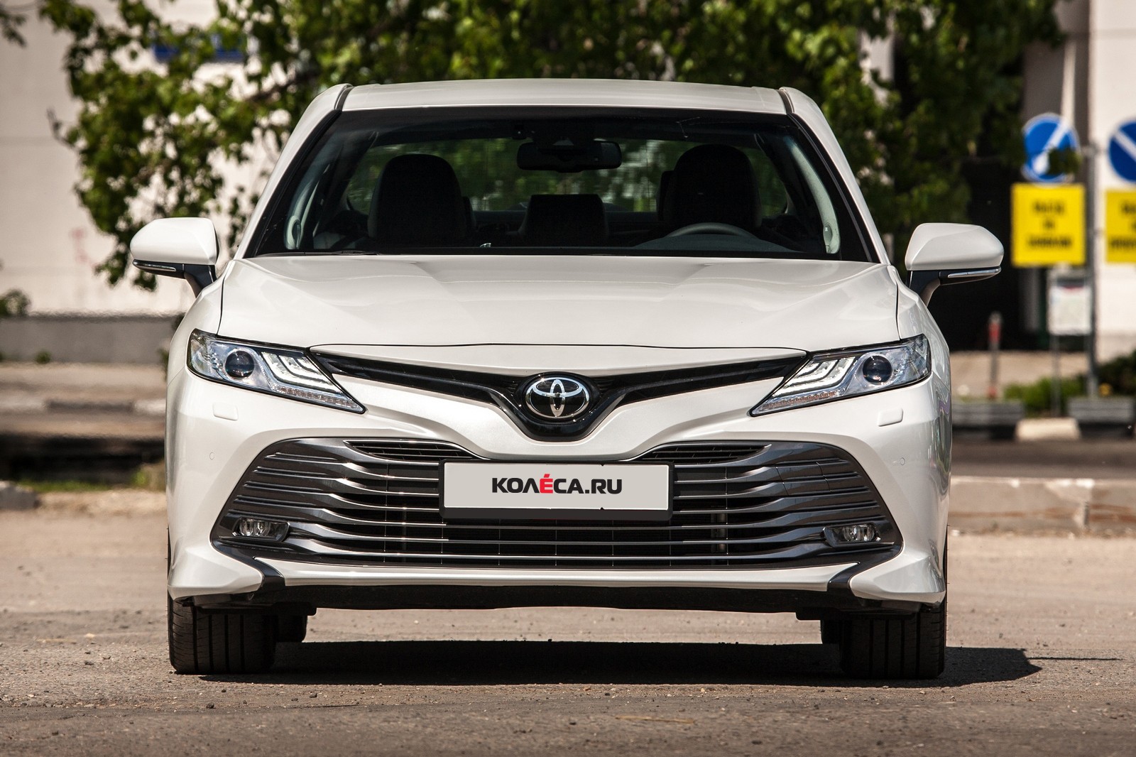 Toyota Camry белая вид спереди