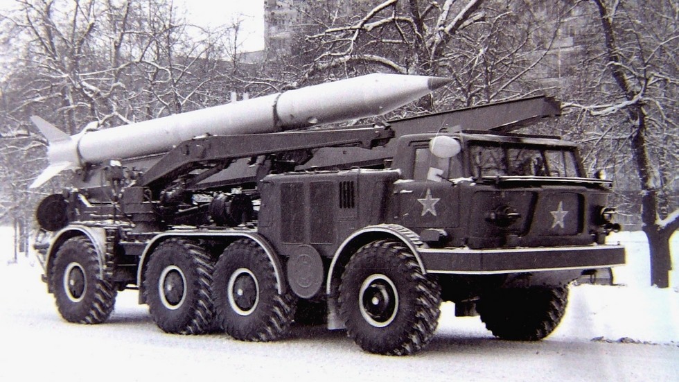 Возвращение ракетного комплекса «Луна-М» с парада. Москва, 1971 год (фото автора)