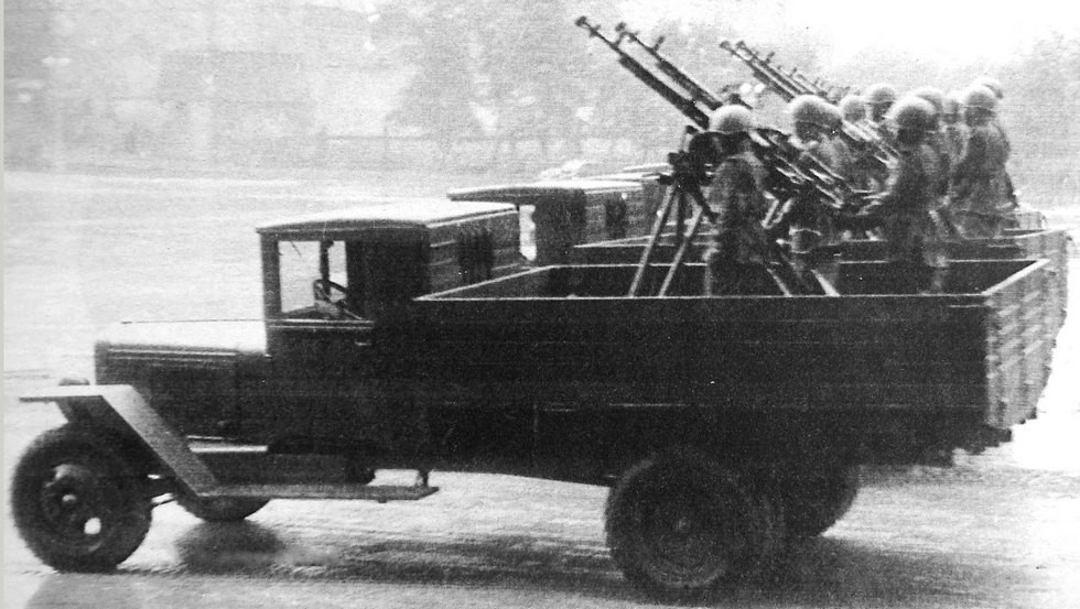 Крупнокалиберные зенитные пулеметы в кузовах грузовиков ЗИС-5 (кинокадр)