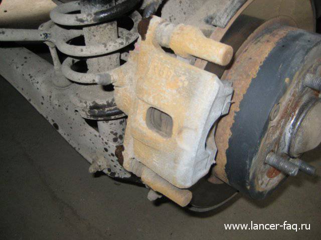 Замена задних тормозных дисков и колодок Mitsubishi Lancer IX