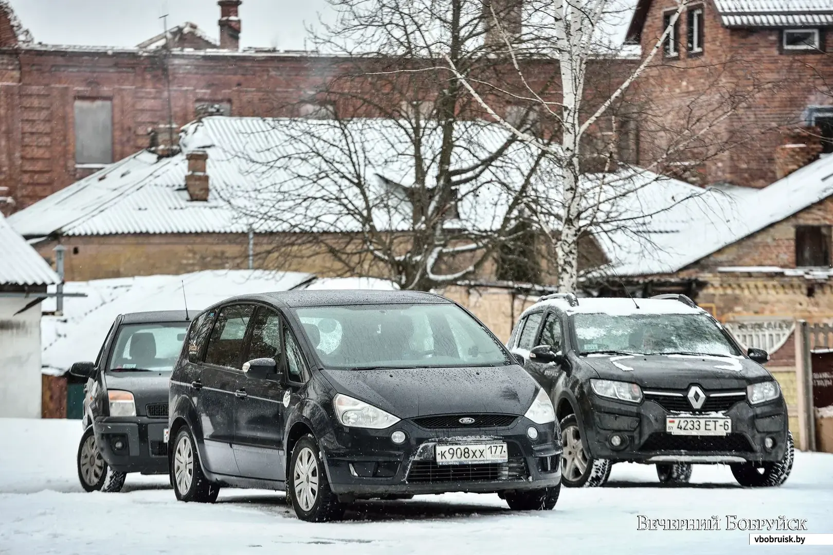 Бобруйск, машины на снегу. Фото Александра Чугуева