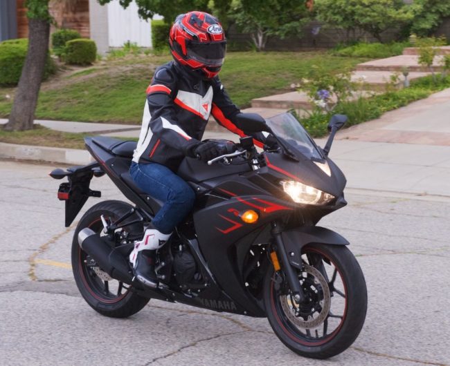 Включенный свет в узкой фаре мотоцикла Yamaha YZF R3 черного цвета