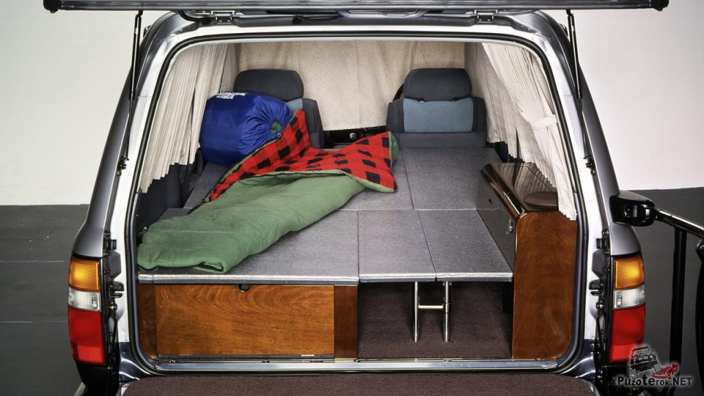 Специальная конструкция в багажный отсек внедорожника, позволяет обустроить спальное место с комфортом