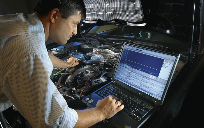 Компьютерная диагностика двигателя автомобиля в сервисе 