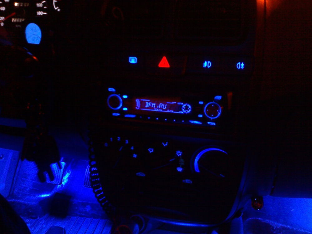 Синяя подсветка в салоне автомобиля