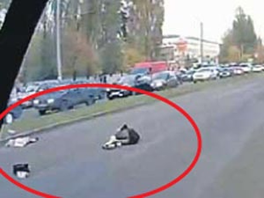 Кадр с видеозаписи той аварии: мать и дочь сбиты несущейся машиной 