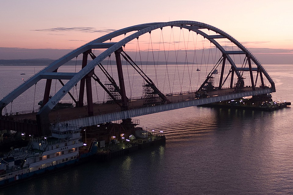 Началась транспортировка автодорожной арки Крымского моста. Фото: Инфоцентр "Крымский мост" 