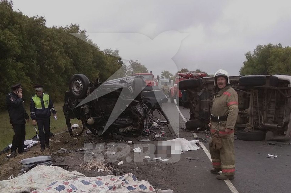 Ликвидировать последствия аварии приехали 7 сотрудников МЧС. Фото: предоставлено очевидцем. 