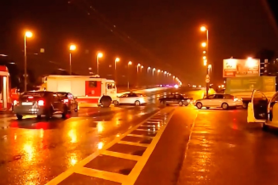 В результате ЧП на Володарском мосту пострадали три человека. Фото: соцсети. 