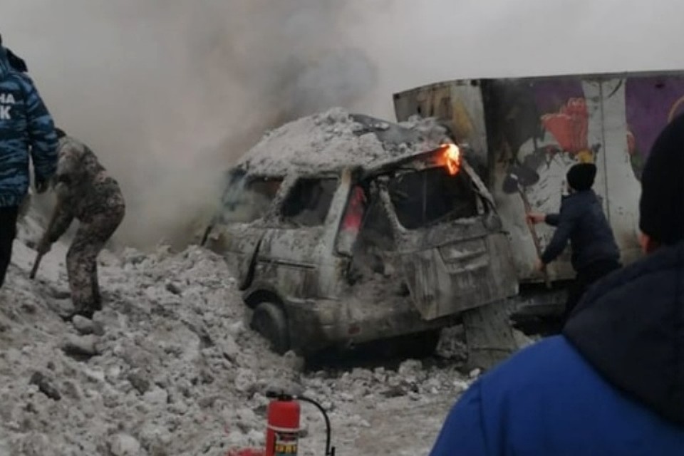 Четверо погибших: на кузбасской трассе столкнулись и загорелись два автомобиля. ФОТО: vk.com, "Аварийка 41" 