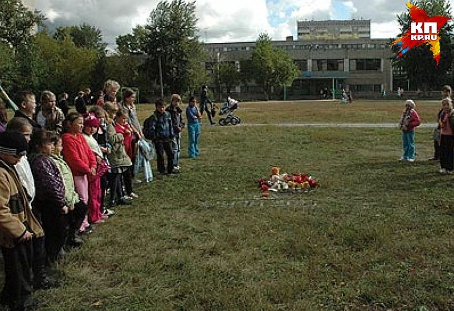 Тело школьницы нашли на школьном стадионе 